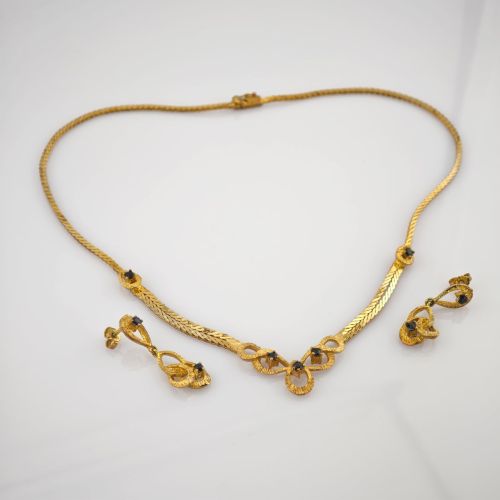 Vergoldetes Schmuckset mit neun edlen Saphiren in Brilliantschliff