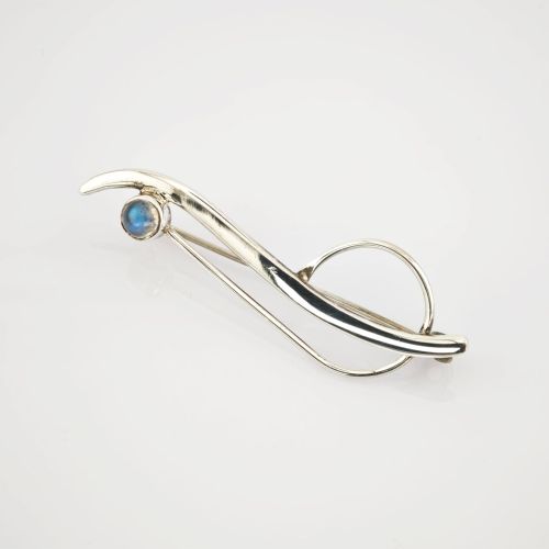 Modernistische Silberbrosche mit blauem Farbstein
