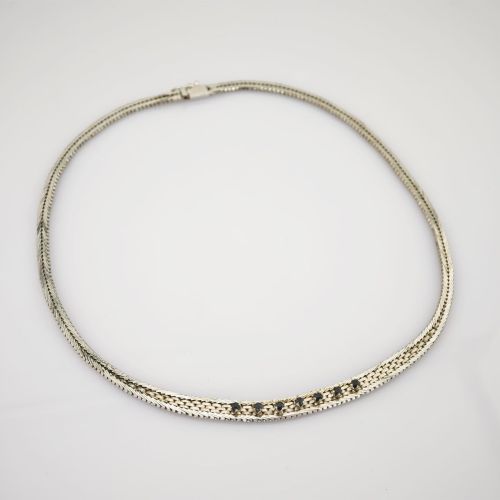 Elegantes Collier aus Silber mit sieben Saphiren in Altschliff