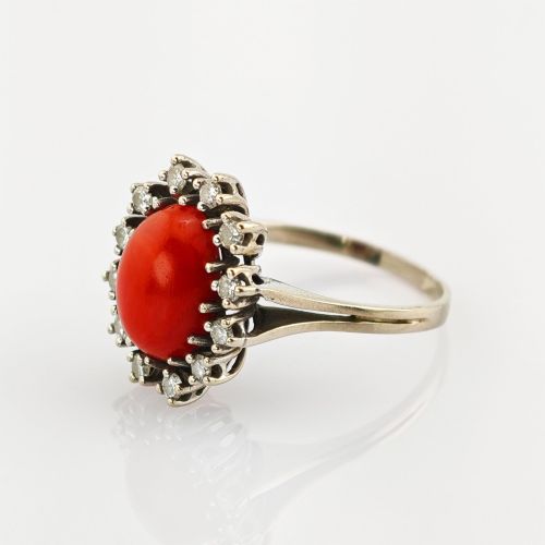Weißgold Ring mit Korallen-Cabochon und Diamanten