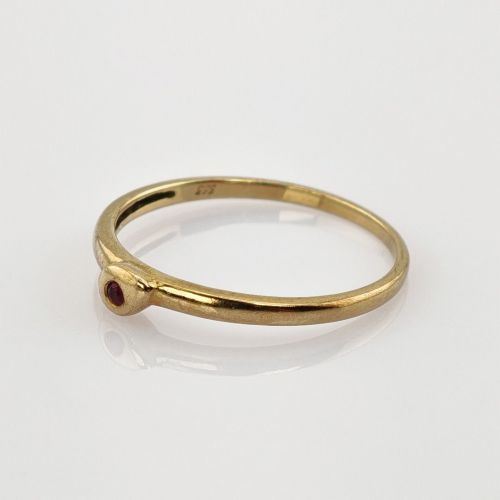 Feiner Goldring mit zentralem Rubin