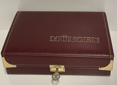 Münzkassette weinrot mit 5 Tableaus und Schlüssel / neuwertig