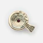 Silberanhänger mit Granat und keltischem Knotenmotiv