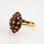 Goldring mit Granatbesatz in Traubenform um 1970 | 750 / 5,9g / Gr. 56