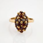 Goldring mit Granatbesatz in Traubenform um 1970 | 750 / 5,9g / Gr. 56