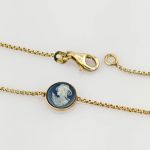 Vergoldetes Armband mit blauer Kamee