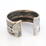 Silber-Armreif im organischen Design