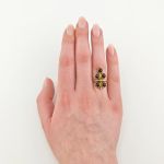 Elegantes Granat-Schmuckset aus Gold, bestehend aus Ring und Ohrclips, um 1970
