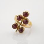 Elegantes Granat-Schmuckset aus Gold, bestehend aus Ring und Ohrclips, um 1970