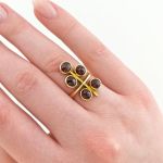 Elegantes Granat-Schmuckset aus Gold, bestehend aus Ring und Ohrclips, um 1970