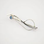 Modernistische Silberbrosche mit blauem Farbstein
