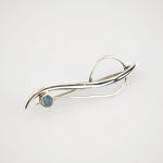 Modernistische Silberbrosche mit blauem Farbstein
