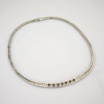 Elegantes Collier aus Silber mit sieben Saphiren in Altschliff