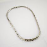 Elegantes Collier aus Silber mit sieben Saphiren in Altschliff