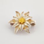 Zarte Edelweiß-Brosche aus Silber mit goldenen Akzenten