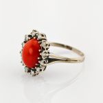 Weißgold Ring mit Korallen-Cabochon und Diamanten