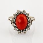 Weißgold Ring mit Korallen-Cabochon und Diamanten