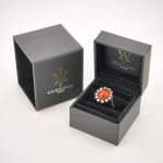 Weißgold Ring mit Korallen-Cabochon und Diamanten