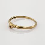 Feiner Goldring mit zentralem Rubin