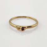 Feiner Goldring mit zentralem Rubin