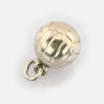 Silberanhänger in Form eines Fußballs