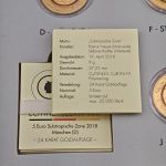 5 Euro Satz 2018 ADFGJ vergoldet in leuchtendem Präsentationskoffer