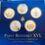 PAPST BENEDIKT XVI. 5 GOLDRELIEF-MEDAILLEN + BÜCHLEIN IN KLAPPBOX