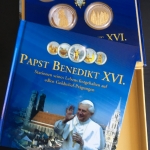 PAPST BENEDIKT XVI. 5 GOLDRELIEF-MEDAILLEN + BÜCHLEIN IN KLAPPBOX