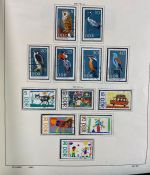 DDR Sammlung gestempelt - 1949-1974 nahezu komplett auf Vordruck im Klemmbinder