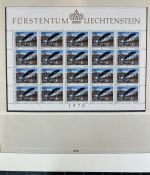 LIECHTENSTEIN Kleinbogen Sammlung 1961-1991 postfrisch - auf Lindner Vordruck