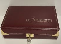 Münzkassette weinrot mit 5 Tableaus und Schlüssel / neuwertig