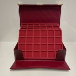 Münzkassette weinrot mit 5 Tableaus und Schlüssel / neuwertig