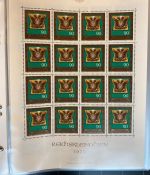 LIECHTENSTEIN Kleinbogen Sammlung 1977-1989 postfrisch - in 4 ETB-Alben