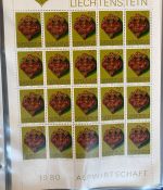 LIECHTENSTEIN Kleinbogen Sammlung 1977-1989 postfrisch - in 4 ETB-Alben
