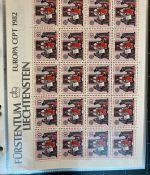 LIECHTENSTEIN Kleinbogen Sammlung 1977-1989 postfrisch - in 4 ETB-Alben