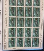 LIECHTENSTEIN Kleinbogen Sammlung 1977-1989 postfrisch - in 4 ETB-Alben