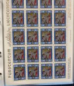 LIECHTENSTEIN Kleinbogen Sammlung 1977-1989 postfrisch - in 4 ETB-Alben