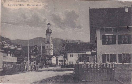Bayern - Lenggries Dorfstraße mit Kirche sw-AK ungelaufen ca. 1910