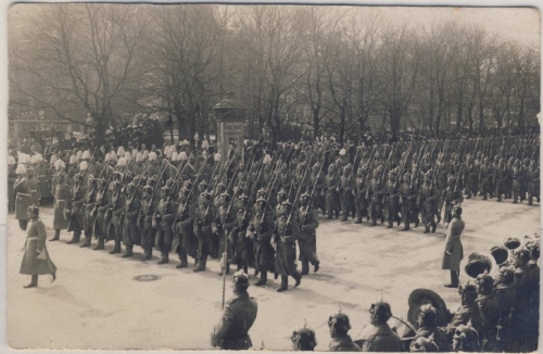 Bayern - München 1909 sw-Fotokarte Militärparade - gelaufen