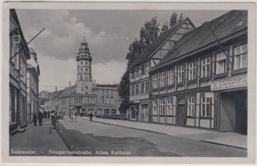 Sachsen-Anhalt - Salzwedel Neuperverstraße u. Rathaus sw-Fotokarte gelaufen 1956
