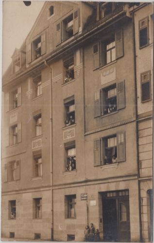 Bayern - Nürnberg Gertrudstraße 13 Hausansicht priv. sw-Fotokarte gelaufen 1913