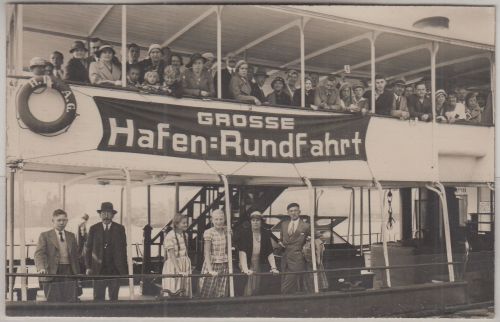 Hamburg - Grosse Hafen-Rundfahrt Gruppenaufnahme sw-Foto-AK ca. 1925