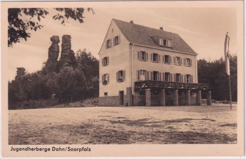 Rheinl.-Pfalz - Dahn Jugendherberge HK-Fahne sw-Foto-AK ungelaufen ca. 1935