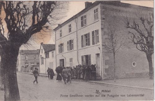 Frankreich - St. Mihiel Essenausgabe a. arme Bewohner sw-AK gelaufen 1915