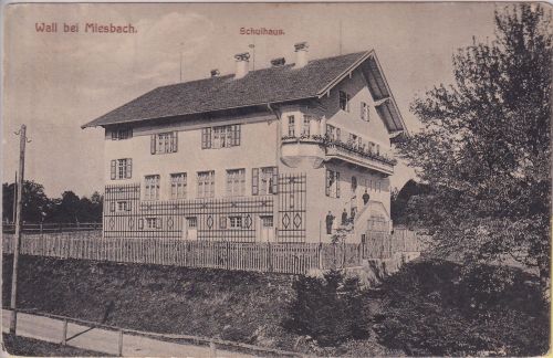Bayern - Wall b. Miesbach Schulhaus sw-AK gelaufen/Posthilfstelle ca. 1910