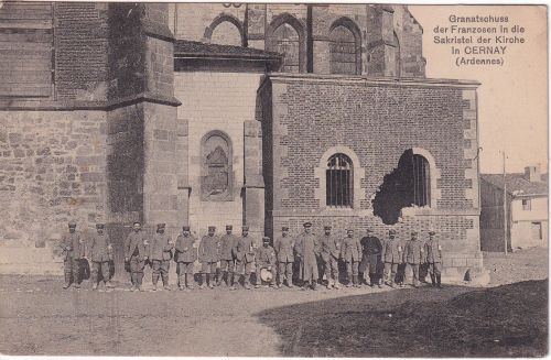 Frankreich/Ardennen - Cernay beschädigte Kirche dt. Soldaten sw-AK/Feldpost 1915