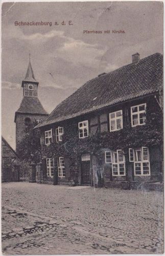 Niedersachsen - Schnackenburg a.d.E. Pfarrhaus m. Kirche sw-AK gelaufen 1919