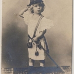 Kind in Militäruniform, sw-Fotokarte v. Dessau 1902, Abs. J. Weber Stadtrath