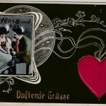 Glückwunsch - Duftende Grüße Trachtlerpaar Prägekarte Herz m. Textilauflage 1908