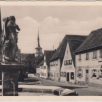 Bayern - Emskirchen Straßenansicht Herkulesbrunnen sw-Fotokarte gelaufen 1955